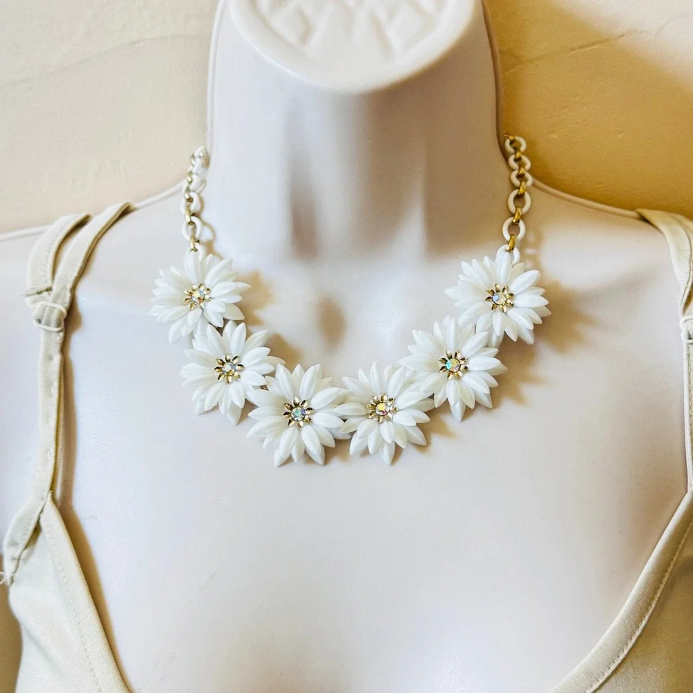 VtG Daisy Flower Necklace Aurora Borealis Crystal Faceted‎ Celluloid 60s Chunky